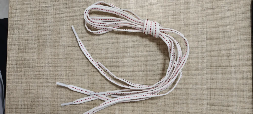 White and red 6mm two-tone elastic shoelaces with aglets